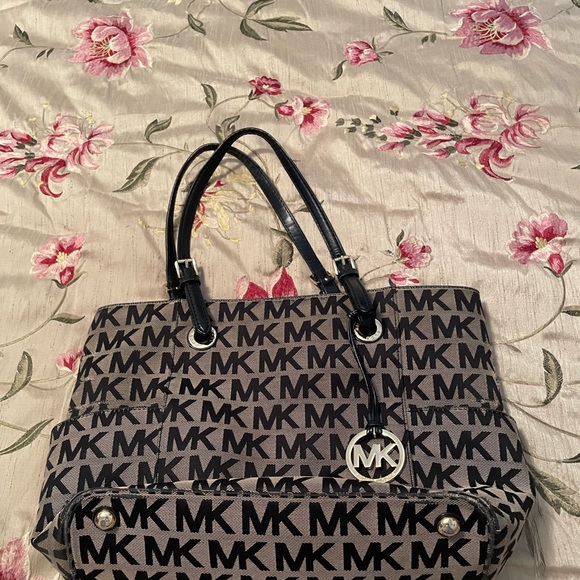 Michael Kors Signature Handbag - Picture 2 of 7